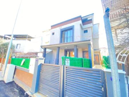 Doğanbey De Denize 300M2 Mustakil Bahçeli Satılık 3+1 Villa