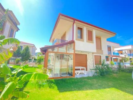 Seferihisar Doğanbey'da Havuzlu Sitede Satılık 3+1 Villa