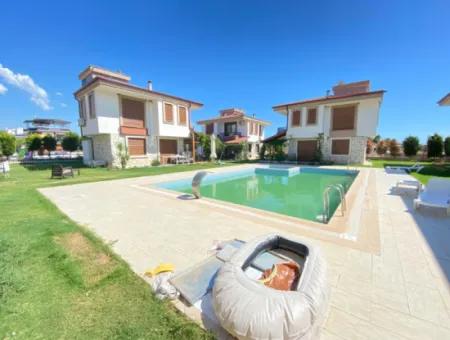 Seferihisar Doğanbey'da Havuzlu Sitede Satılık 3+1 Villa