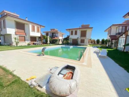 Seferihisar Doğanbey'da Havuzlu Sitede Satılık 3+1 Villa