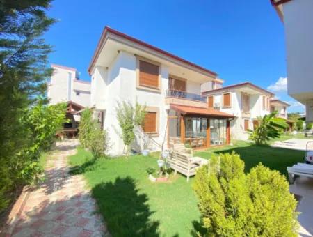 Seferihisar Doğanbey'da Havuzlu Sitede Satılık 3+1 Villa
