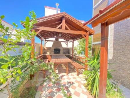 Seferihisar Doğanbey'da Havuzlu Sitede Satılık 3+1 Villa