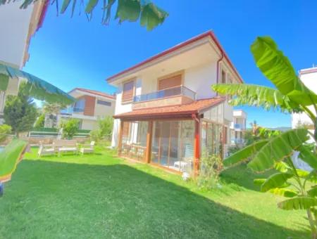 Seferihisar Doğanbey'da Havuzlu Sitede Satılık 3+1 Villa