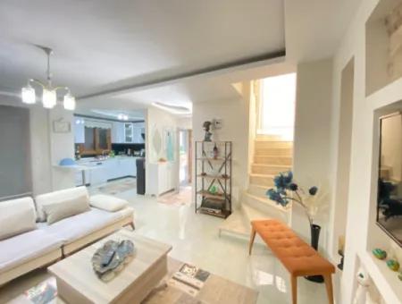 Seferihisar Doğanbey'da Havuzlu Sitede Satılık 3+1 Villa