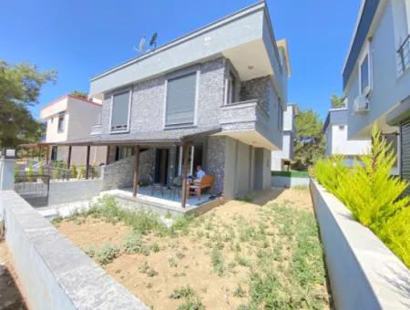 Seferihisar Payamlı De Köşe Villa Geniş Bahçeli Satılık 3+1 Villa
