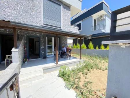 Seferihisar Payamlı De Köşe Villa Geniş Bahçeli Satılık 3+1 Villa