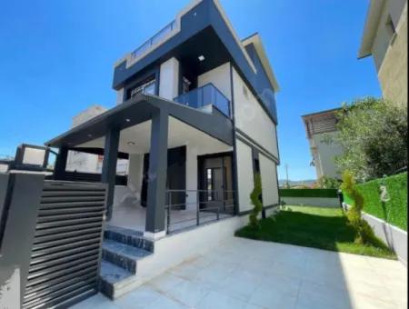Seferihisar Doğanbey Merkez'de 200M2 Arsa İçin'de Müstakil Sıfır Satılık 3+1 Dubleks Villa