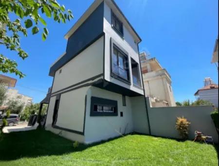 Seferihisar Doğanbey Merkez'de 200M2 Arsa İçin'de Müstakil Sıfır Satılık 3+1 Dubleks Villa