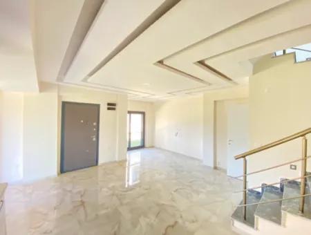 Doğanbey De Tek Mustakil Havuzlu Geniş Bahçeli Satılık 3+1 Villa