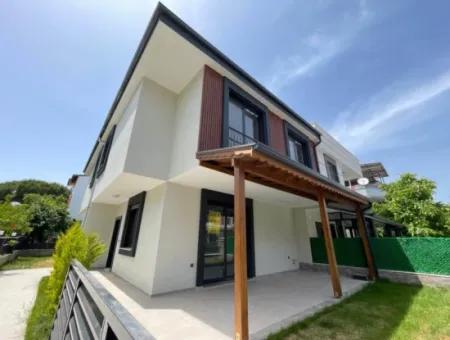 Doğanbey De Deniz Cok Yakın Mustakil Bahçeli Satılık 4+1 Villa