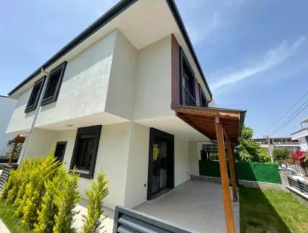 Doğanbey De Deniz Cok Yakın Mustakil Bahçeli Satılık 4+1 Villa