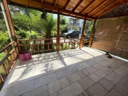 Seferihisar Ürkmezde Deniz Tarafınde Satılık 3+1 Villa