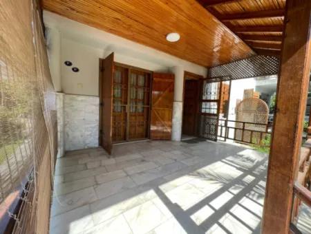 Seferihisar Ürkmezde Deniz Tarafınde Satılık 3+1 Villa