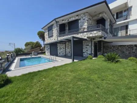 Satılık Havuzlu Geniş Bahçeli Müstakil 3+1 Villa