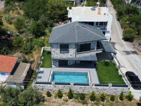 Satılık Havuzlu Geniş Bahçeli Müstakil 3+1 Villa