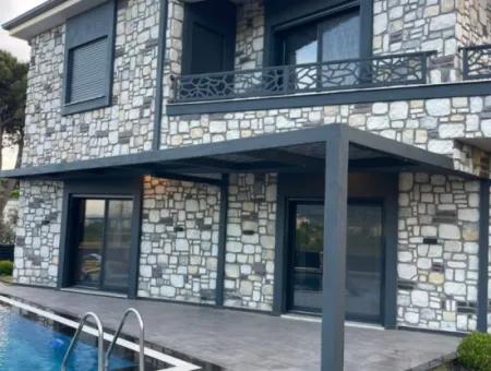 Satılık Havuzlu Geniş Bahçeli Müstakil 3+1 Villa