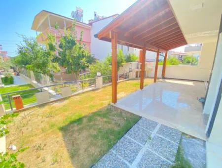 Doğanbey De Geniş Bahçeli Denize 300 M2 Mesafede Satılık 3+1 Villa
