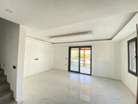 Seferihisar Doğanbey De Köşe Villa Denize 750Mt Satılık 3+1