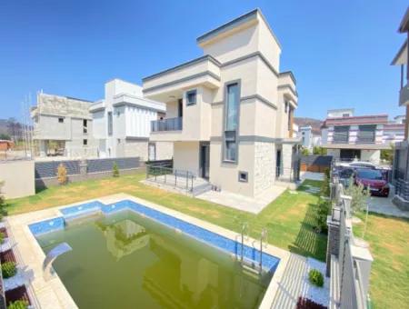 Seferihisar Doğanbeyde Tek Mustakil Havuzlu Satılık 3+1 Villa