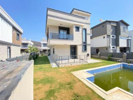Seferihisar Doğanbeyde Tek Mustakil Havuzlu Satılık 3+1 Villa