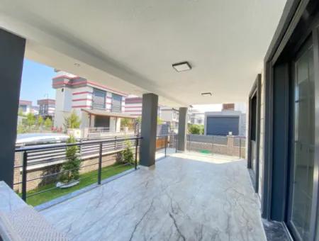 Seferihisar Doğanbeyde Tek Mustakil Havuzlu Satılık 3+1 Villa