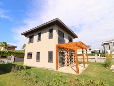 Seferihisar Doğanbey De Tek Müstakil Site İçerisinde Satılık 3+1 Villa