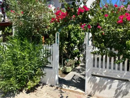 Ürkmezde Siterisinde Havuzlu Deniz Tarafında Eşyalı Bakımlı Satılık 3+1 Villa