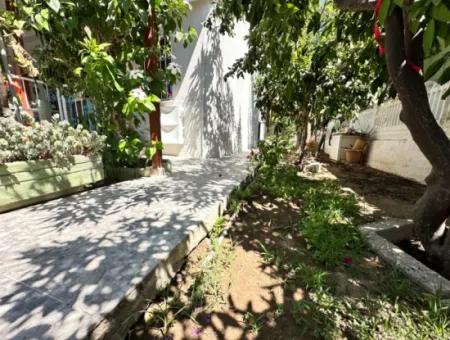 Ürkmezde Siterisinde Havuzlu Deniz Tarafında Eşyalı Bakımlı Satılık 3+1 Villa