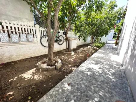 Ürkmezde Siterisinde Havuzlu Deniz Tarafında Eşyalı Bakımlı Satılık 3+1 Villa
