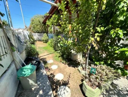 Ürkmezde Siterisinde Havuzlu Deniz Tarafında Eşyalı Bakımlı Satılık 3+1 Villa