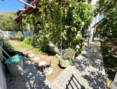 Ürkmezde Siterisinde Havuzlu Deniz Tarafında Eşyalı Bakımlı Satılık 3+1 Villa