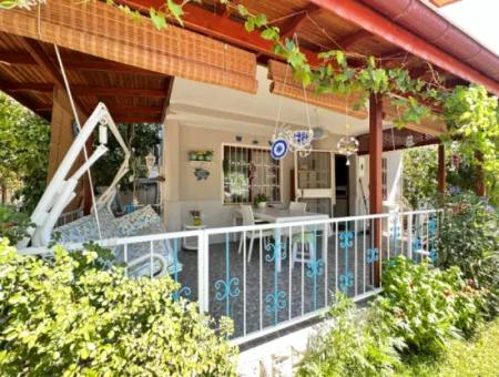 Ürkmezde Siterisinde Havuzlu Deniz Tarafında Eşyalı Bakımlı Satılık 3+1 Villa