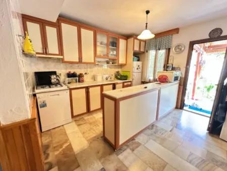 Ürkmezde Siterisinde Havuzlu Deniz Tarafında Eşyalı Bakımlı Satılık 3+1 Villa