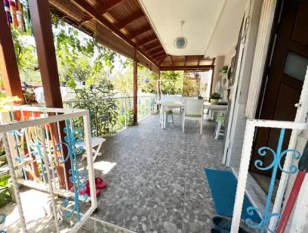 Ürkmezde Siterisinde Havuzlu Deniz Tarafında Eşyalı Bakımlı Satılık 3+1 Villa