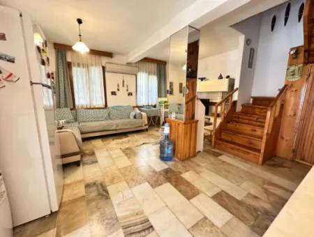 Ürkmezde Siterisinde Havuzlu Deniz Tarafında Eşyalı Bakımlı Satılık 3+1 Villa