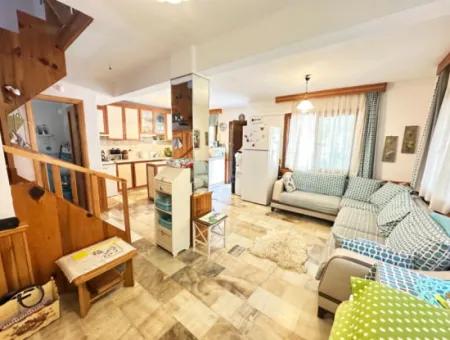Ürkmezde Siterisinde Havuzlu Deniz Tarafında Eşyalı Bakımlı Satılık 3+1 Villa