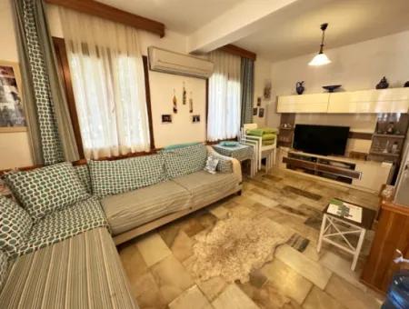 Ürkmezde Siterisinde Havuzlu Deniz Tarafında Eşyalı Bakımlı Satılık 3+1 Villa