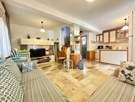 Ürkmezde Siterisinde Havuzlu Deniz Tarafında Eşyalı Bakımlı Satılık 3+1 Villa