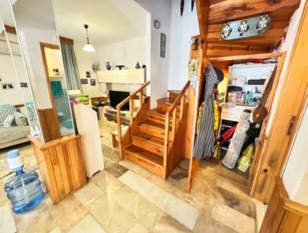 Ürkmezde Siterisinde Havuzlu Deniz Tarafında Eşyalı Bakımlı Satılık 3+1 Villa