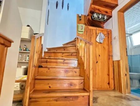 Ürkmezde Siterisinde Havuzlu Deniz Tarafında Eşyalı Bakımlı Satılık 3+1 Villa
