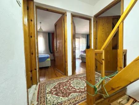 Ürkmezde Siterisinde Havuzlu Deniz Tarafında Eşyalı Bakımlı Satılık 3+1 Villa