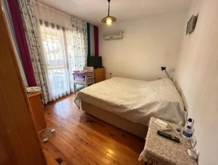 Ürkmezde Siterisinde Havuzlu Deniz Tarafında Eşyalı Bakımlı Satılık 3+1 Villa