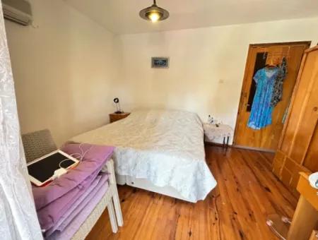 Ürkmezde Siterisinde Havuzlu Deniz Tarafında Eşyalı Bakımlı Satılık 3+1 Villa
