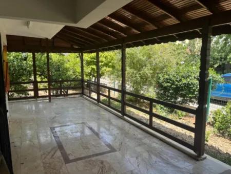 Ürkmezde Siterisinde Havuzlu Denize 400Mt Satılık 4+1 Villa
