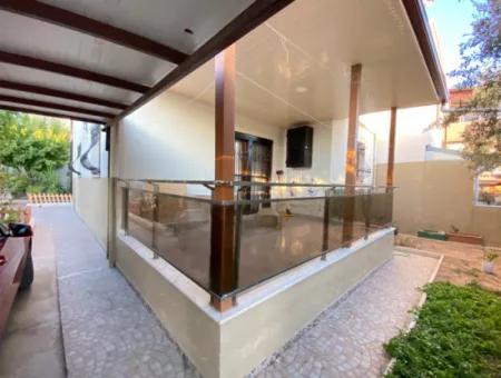 Ürkmez Merkezde Zemin Kat Daire Denize 350Mt Kapalı Otopark Satılık 2+1