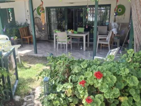 Özdere Orta Mahalle’de Denize Sıfır Site İçerisinde Eşyalı Satılık 3+1Villa