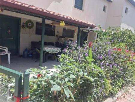Özdere Orta Mahalle’de Denize Sıfır Site İçerisinde Eşyalı Satılık 3+1Villa