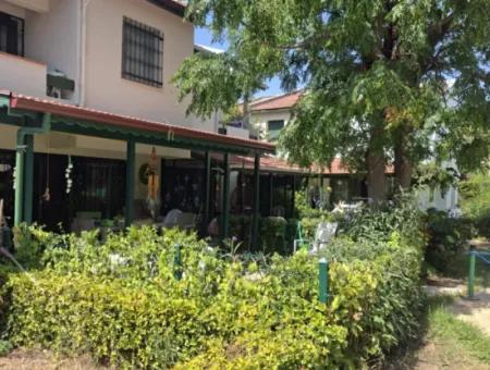Özdere Orta Mahalle’de Denize Sıfır Site İçerisinde Eşyalı Satılık 3+1Villa