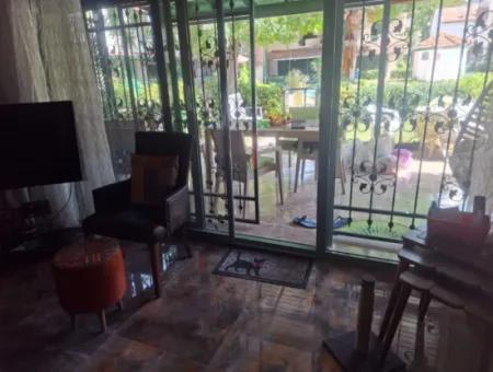 Özdere Orta Mahalle’de Denize Sıfır Site İçerisinde Eşyalı Satılık 3+1Villa