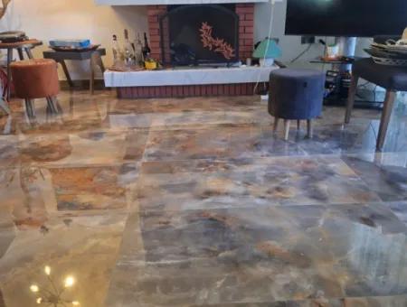 Özdere Orta Mahalle’de Denize Sıfır Site İçerisinde Eşyalı Satılık 3+1Villa